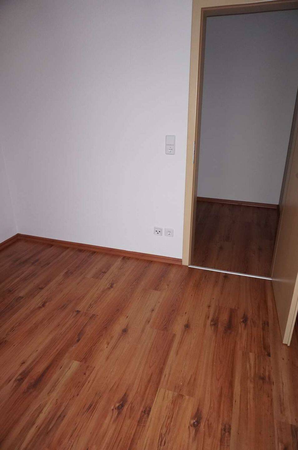 Mieter ab 1.8. gesucht / Laminat / Bad mit Dusche / Uni-Nähe – Chemnitz – Vorschaubild 7