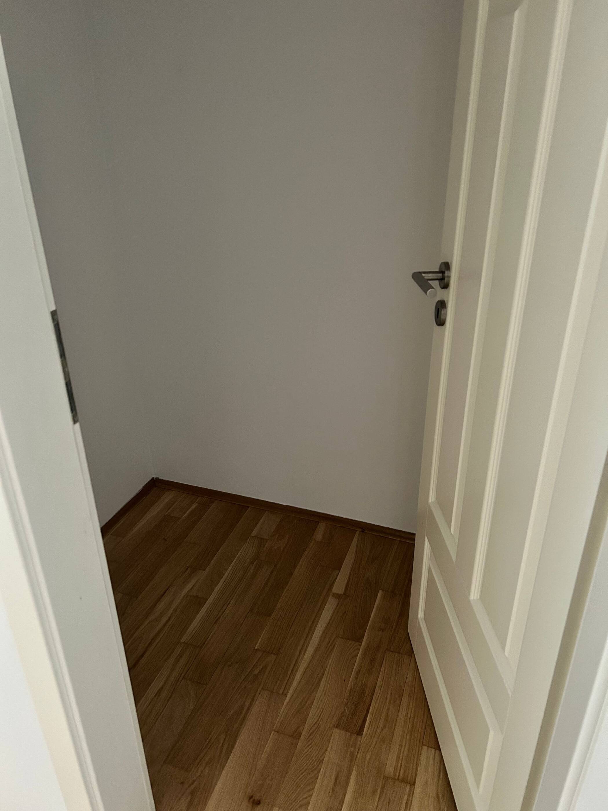 GEMÜTLICHE WOHNUNG MIT PARKETT, TERRASSE, FUßBODENHEIZUNG, EBK SOWIE MODERNEM DUSCHBAD – Chemnitz – Vorschaubild 6