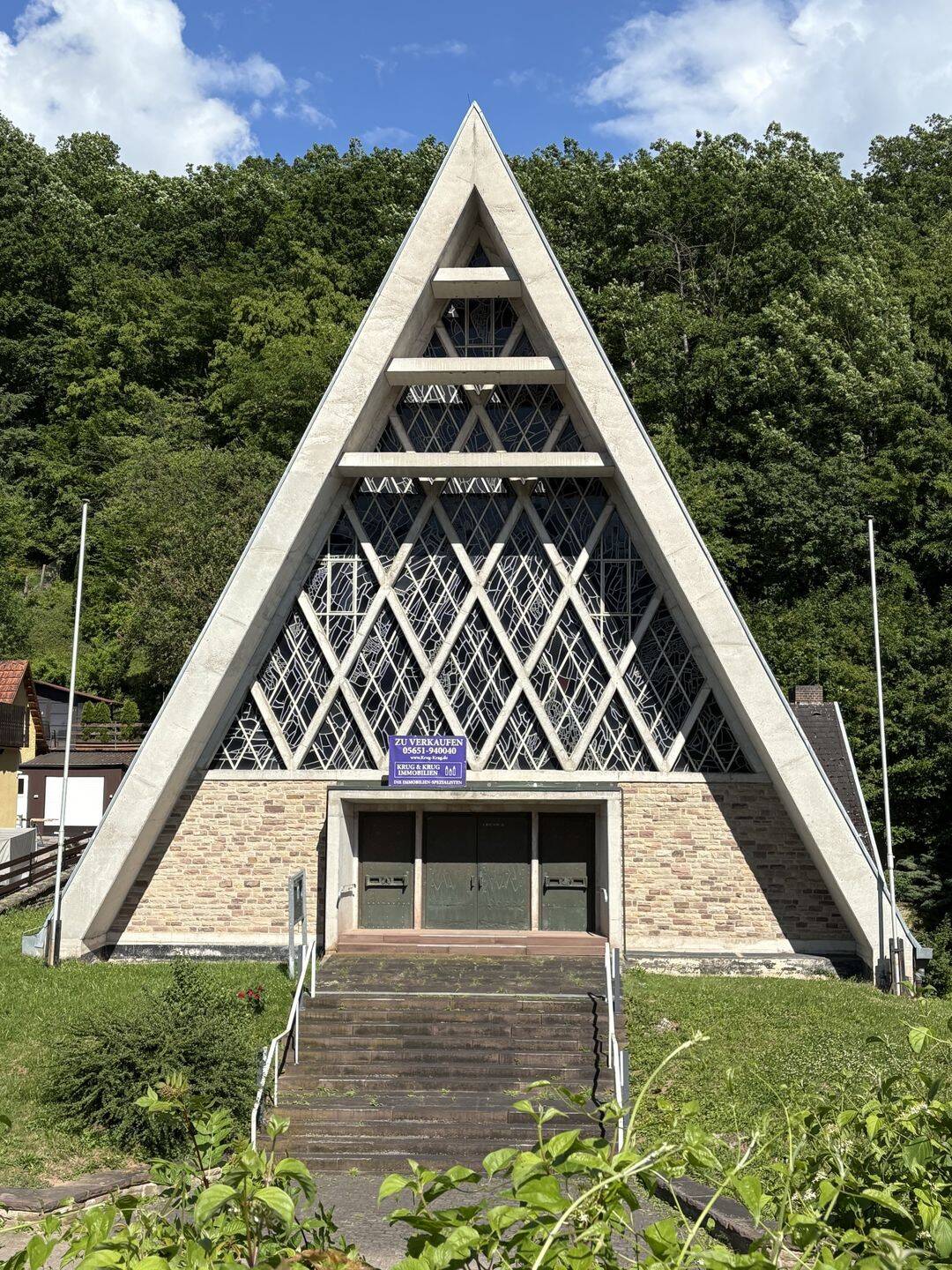 DER BESONDERE ORT ZUM WOHNEN, göttliches Kirchengebäude mit Gemeinderäumen, Stellplätze, zur gewerblichen oder privaten Nutzung, Meinhard-Grebendorf – Meinhard – Bild 1 von 9