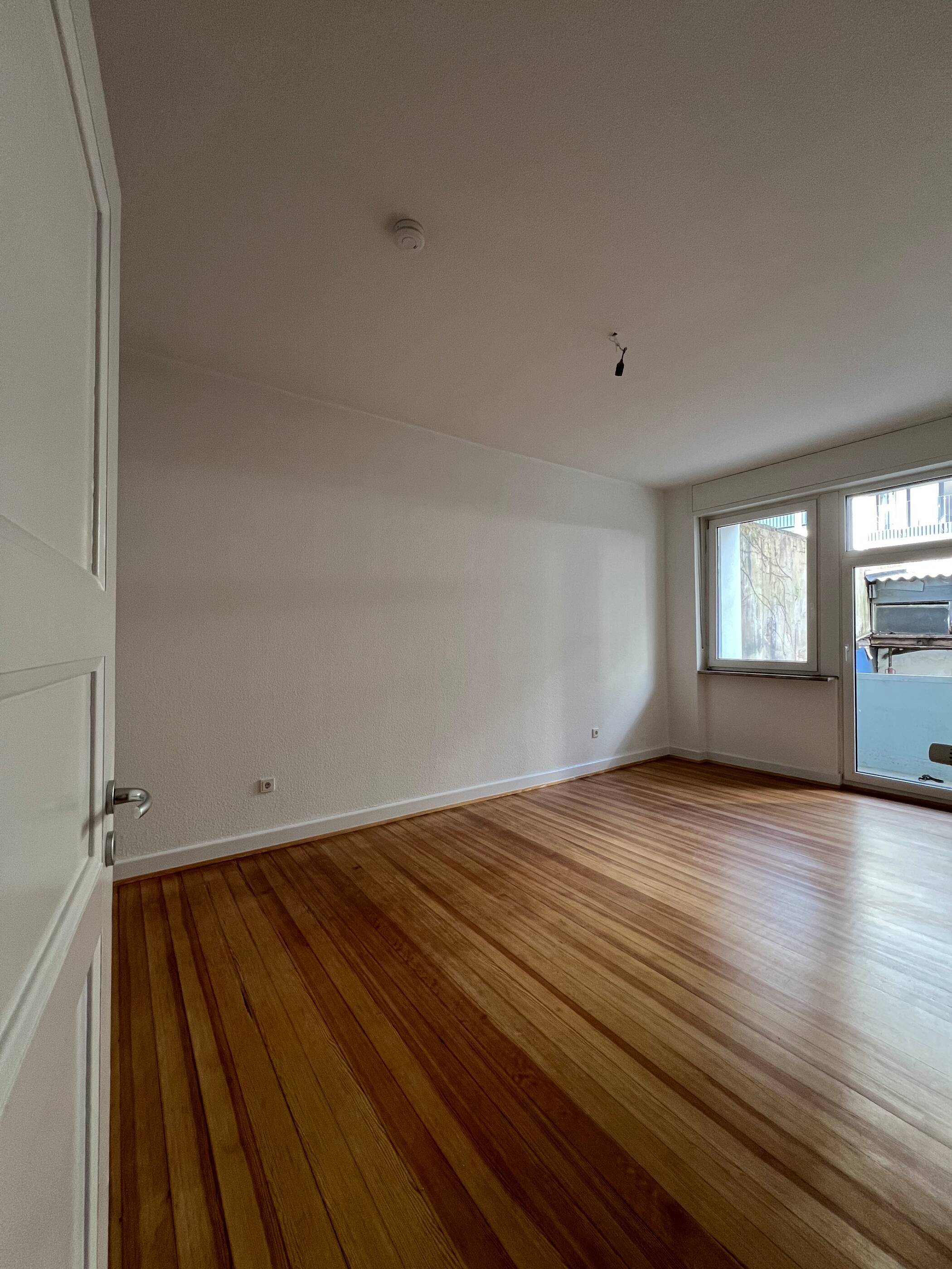 Helle 2-Zimmer-Altbauwohnung in zentraler Lage in Saarbrücken – Saarbrücken – Vorschaubild 3