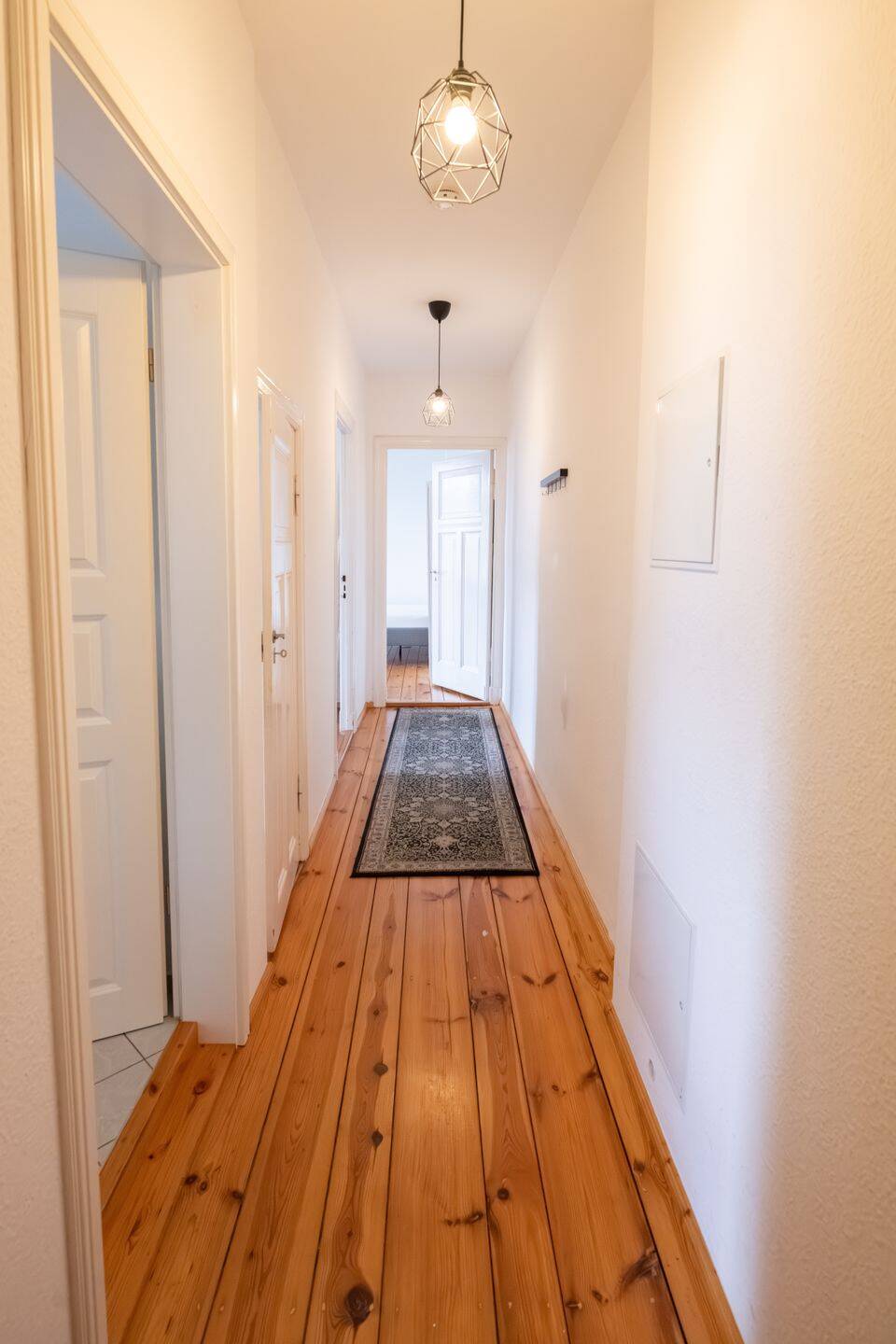 Charmante 2-Zimmer-Altbauwohnung mit Balkon nahe Tempelhofer Feld – Berlin – Vorschaubild 2
