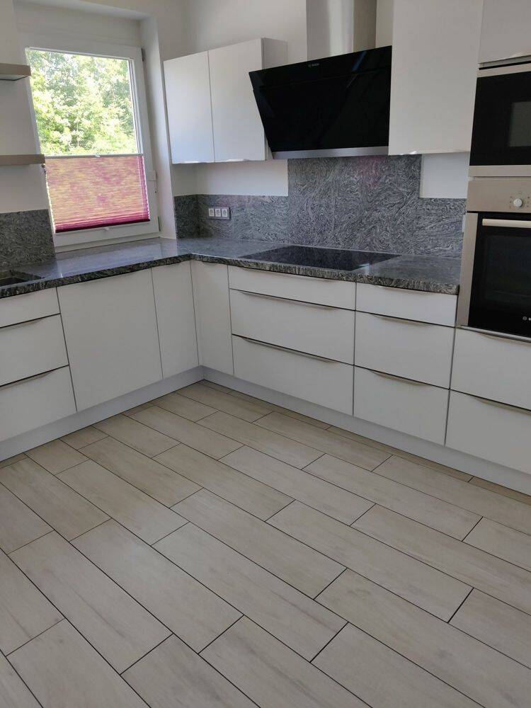 *** GROSSZÜGIGE WOHNUNG MIT DACHTERRASSE ***