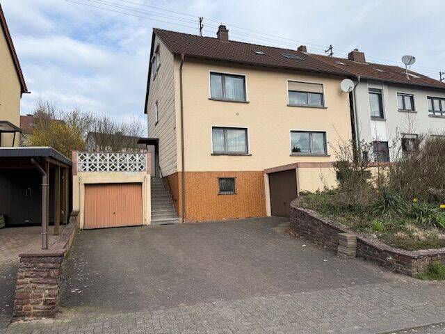 Schönes Zweifamilienhaus mit Balkon und Terrasse in Friedrichsthal – Friedrichsthal – Bild 1 von 2