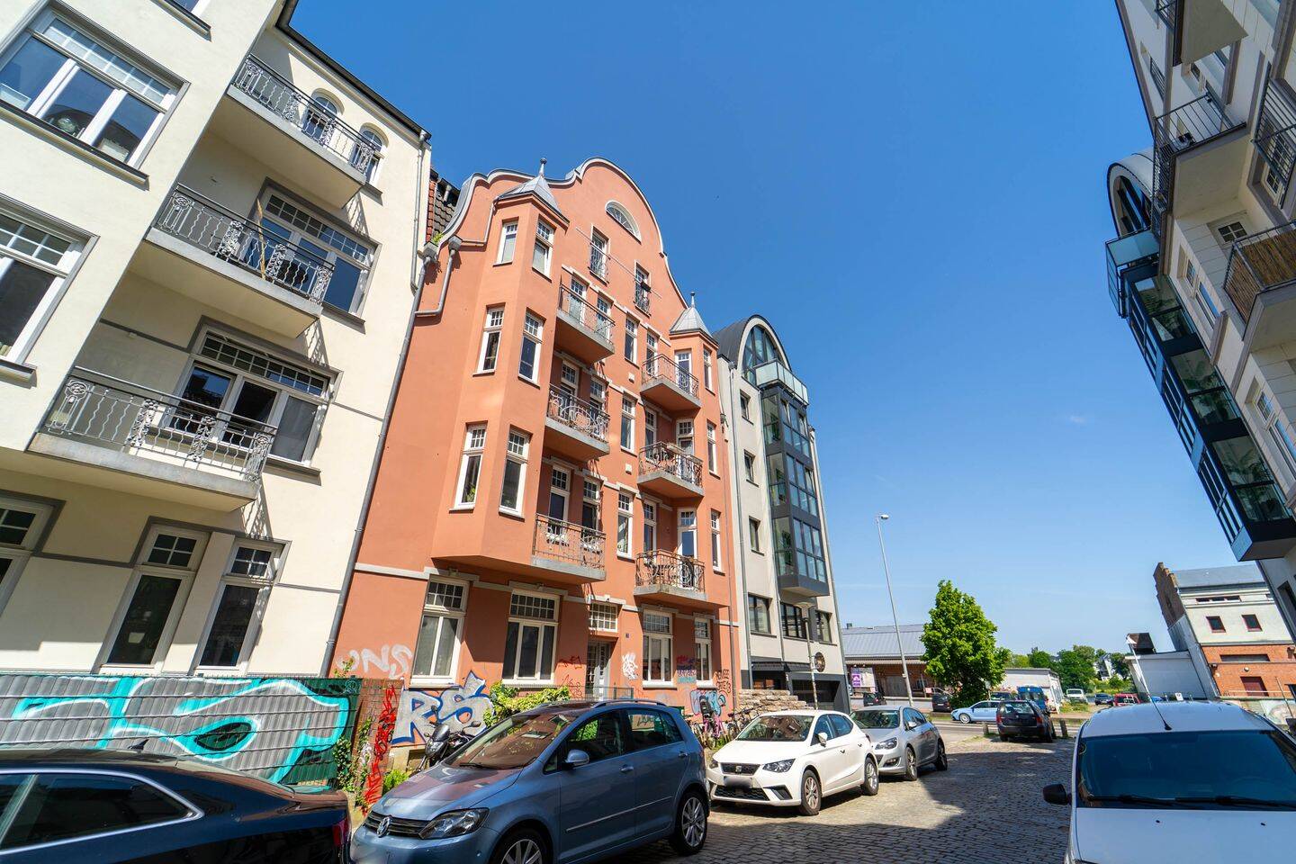 Sofort bezugsfrei! Charmante 3,5-Zimmer-Altbauwohnung mit zwei Balkonen am Rostocker Stadthafen – Rostock – Vorschaubild 3