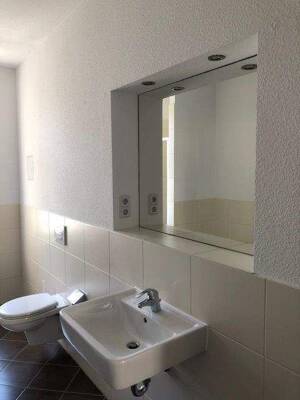 Schicke großräumige 2 Zimmerwohnung / Fußbodenheizung / Küche mit Zugang zum sonnigen Balkon / Tageslichtbad mit Wanne/Dusche – 4105 Leipzig – Vorschaubild 4