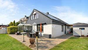 Nachhaltiger Wohntraum mit Wärmepumpe, PV-Anlage, moderner Küche und viel Platz in ruhiger Lage