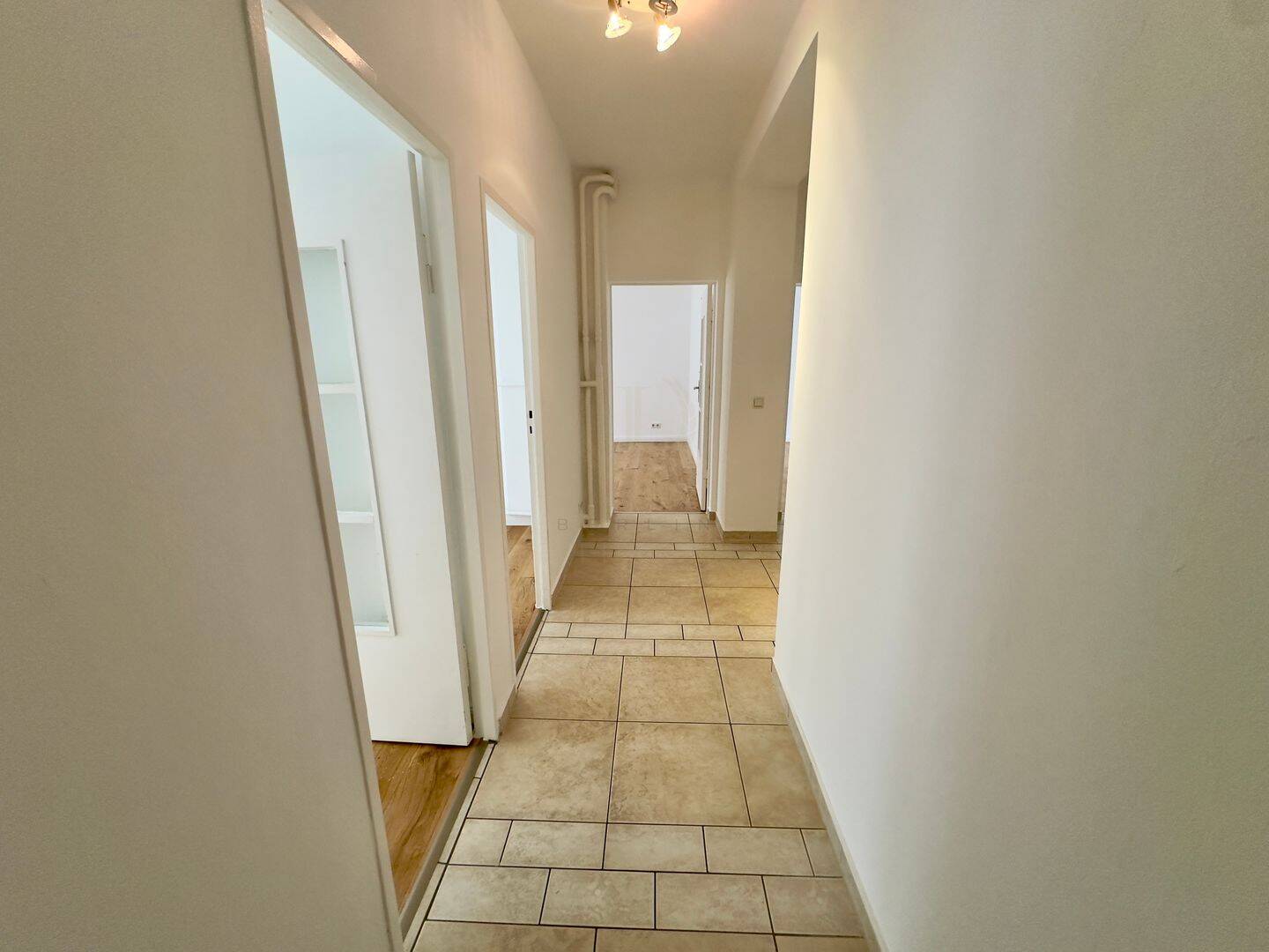 Bezugsfrei! Helle 4 Zimmerwohnung in bester Lage – Berlin – Vorschaubild 2