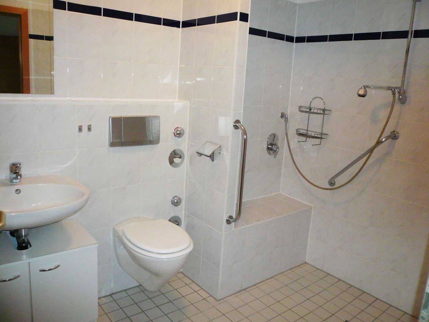 Helle 1-Zimmer-Wohnung mit großer Terrasse und separater Küche – Augsburg – Vorschaubild 3