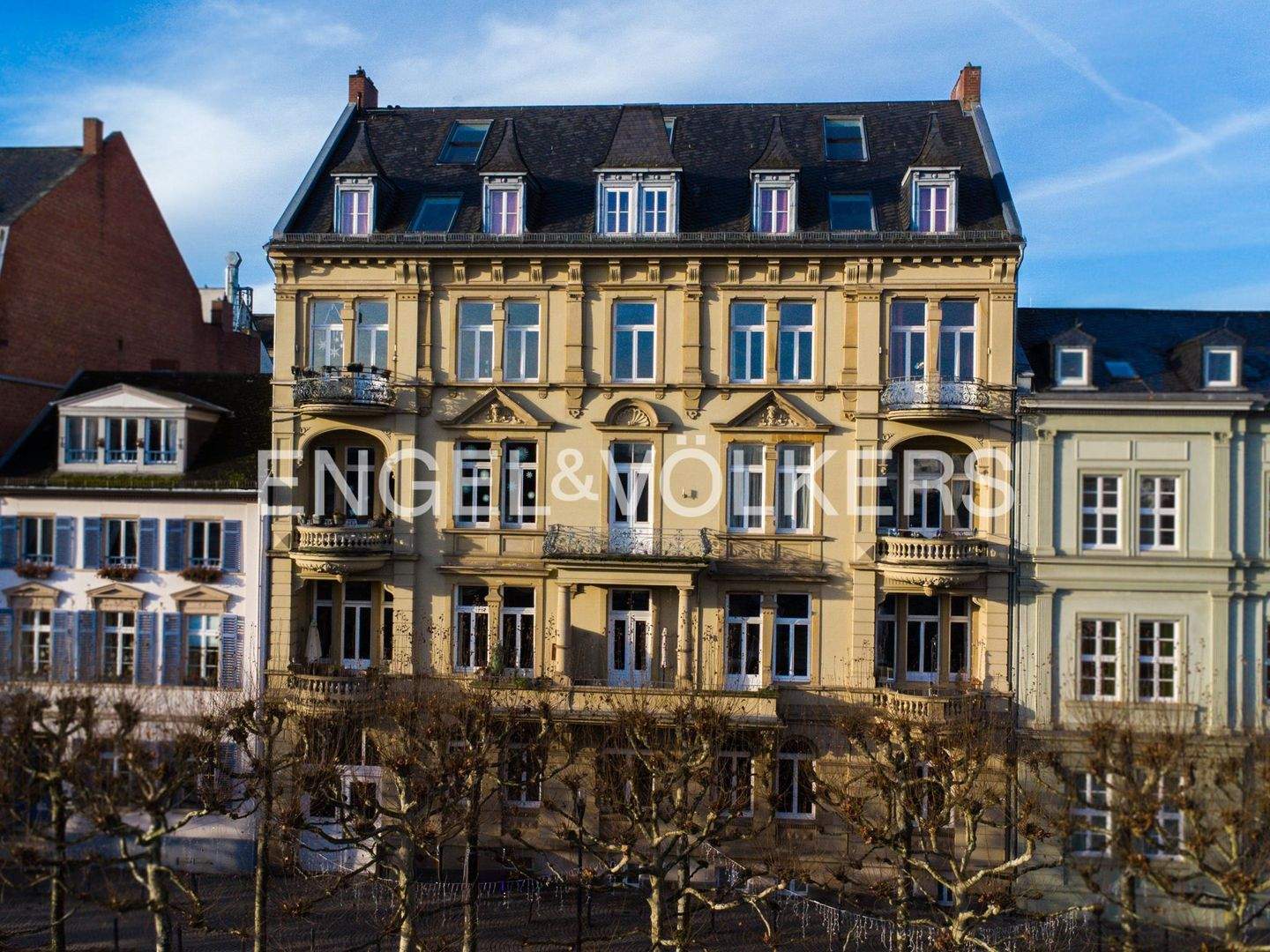 Zeitlose Eleganz trifft modernen Komfort - Exklusive Altbauwohnung – Wiesbaden – Bild 1 von 9