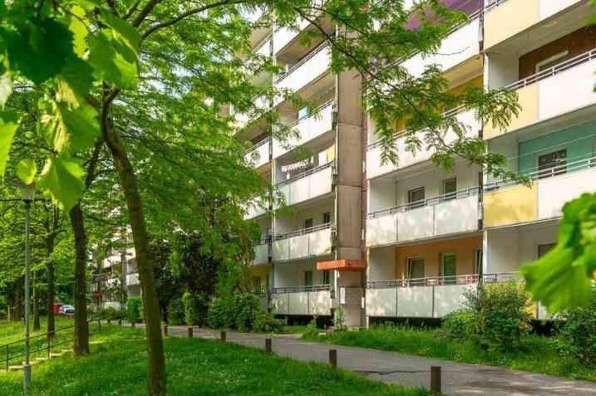 Familenfreundliche 3-Zimmer-Wohnung mit Balkon (WBS)! – 1169 Dresden – Bild 1 von 5