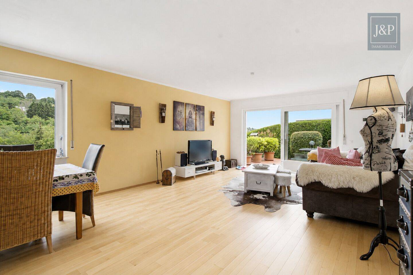 Modernes Familienzuhause im Bungalowstil mit Terrasse, Garten & 3 Garagen – Bad Soden – Vorschaubild 3