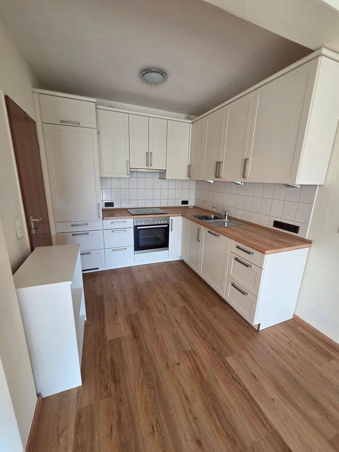 3 Zi. Wohnung mit großem Balkon, EBK, neuer Bodenbelag, G-WC, Tiefgarage – Bremen – Vorschaubild 2