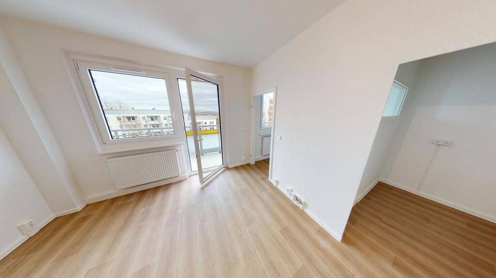 Lichterfüllte 1-Raum-Wohnung mit Einbauküche und Balkon – Chemnitz – Vorschaubild 2