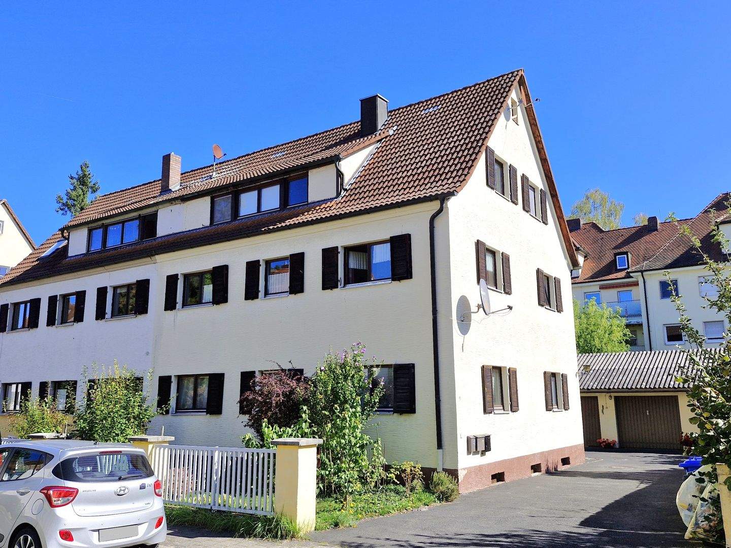 Groß, stattlich und in bester Wohnlage! XXL-Doppelhaushälfte mit viel Platz und Potenzial zwischen Röthelheimbad und Ohmplatz – Erlangen – Bild 1 von 6