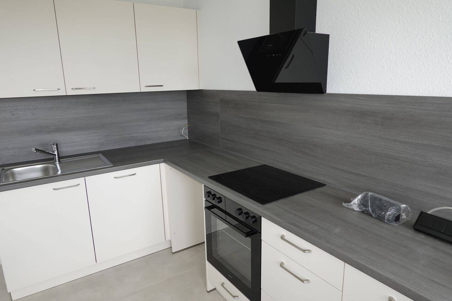 Großes möbliertes WG-Zimmer mit eigener Küche bodentiefen Fenstern und Balkon (2er-WG) – Freiburg im Breisgau – Vorschaubild 4