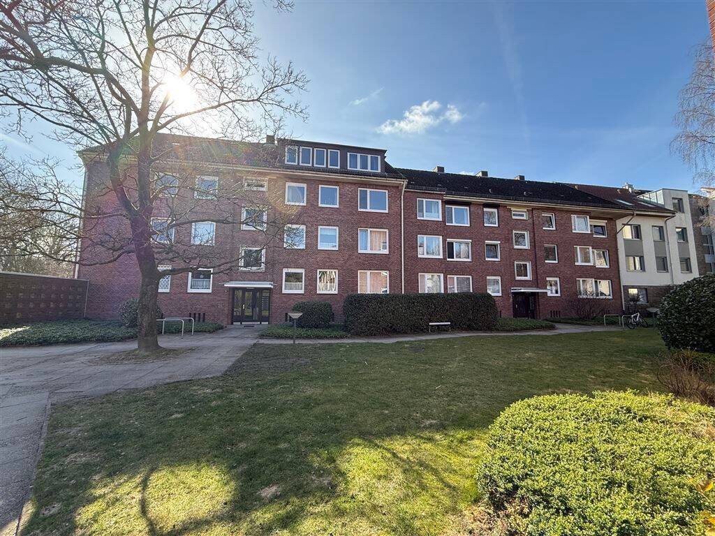Modernisierte 2,5-Zimmer-Wohnung in sonniger Lage mit Balkon und Einbauküche in Rahlstedt