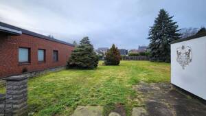 Bungalow im Grünen in zweiter Reihe auf rd. 3.500 m² großem, schönen Grundstück mit mehreren Garagen in guter Lage im Städtetriangel OB/MH/E! – 46045 Oberhausen – Vorschaubild 2