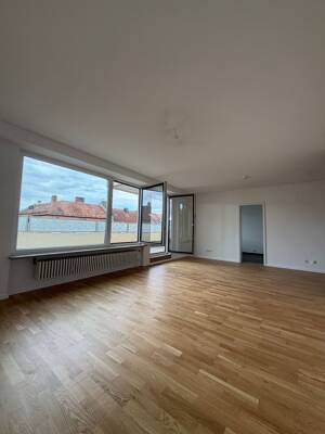 Frisch renovierte, großzügige 3-Zimmer-Wohnung mit Dachterrasse im beliebten Wöhrd!