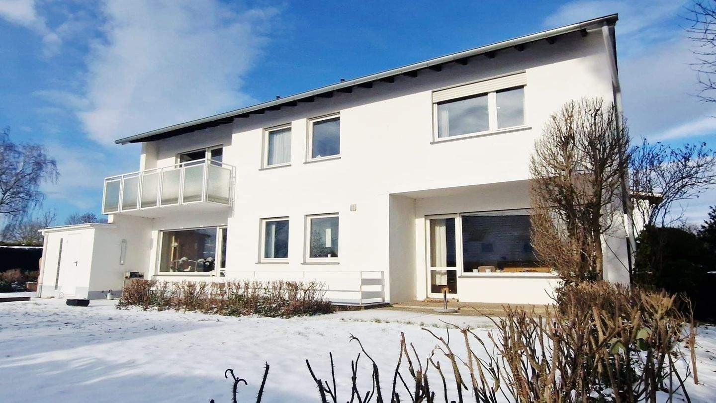 Architektonisch Interessantes Zweifamilienhaus – Lemgo – Bild 1 von 9
