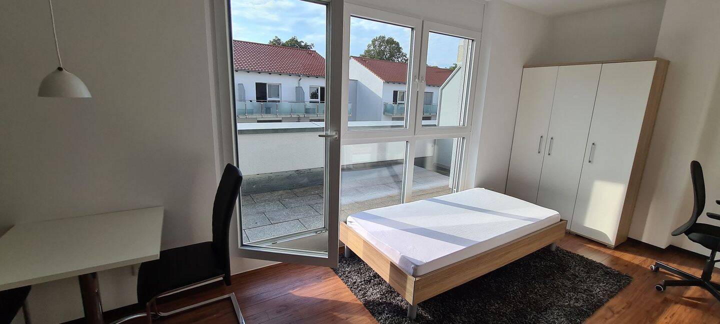 Schöne, neuwertige 1-Zimmer Wohnung mit S/W Dachterrasse und EBK in Ingolstadt