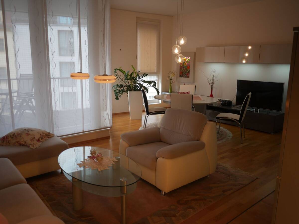 Luxussuit für Singels oder Paare ab 1.10.26 bis 30.05.27 zu vermieten – 1067 Dresden – Bild 1 von 9