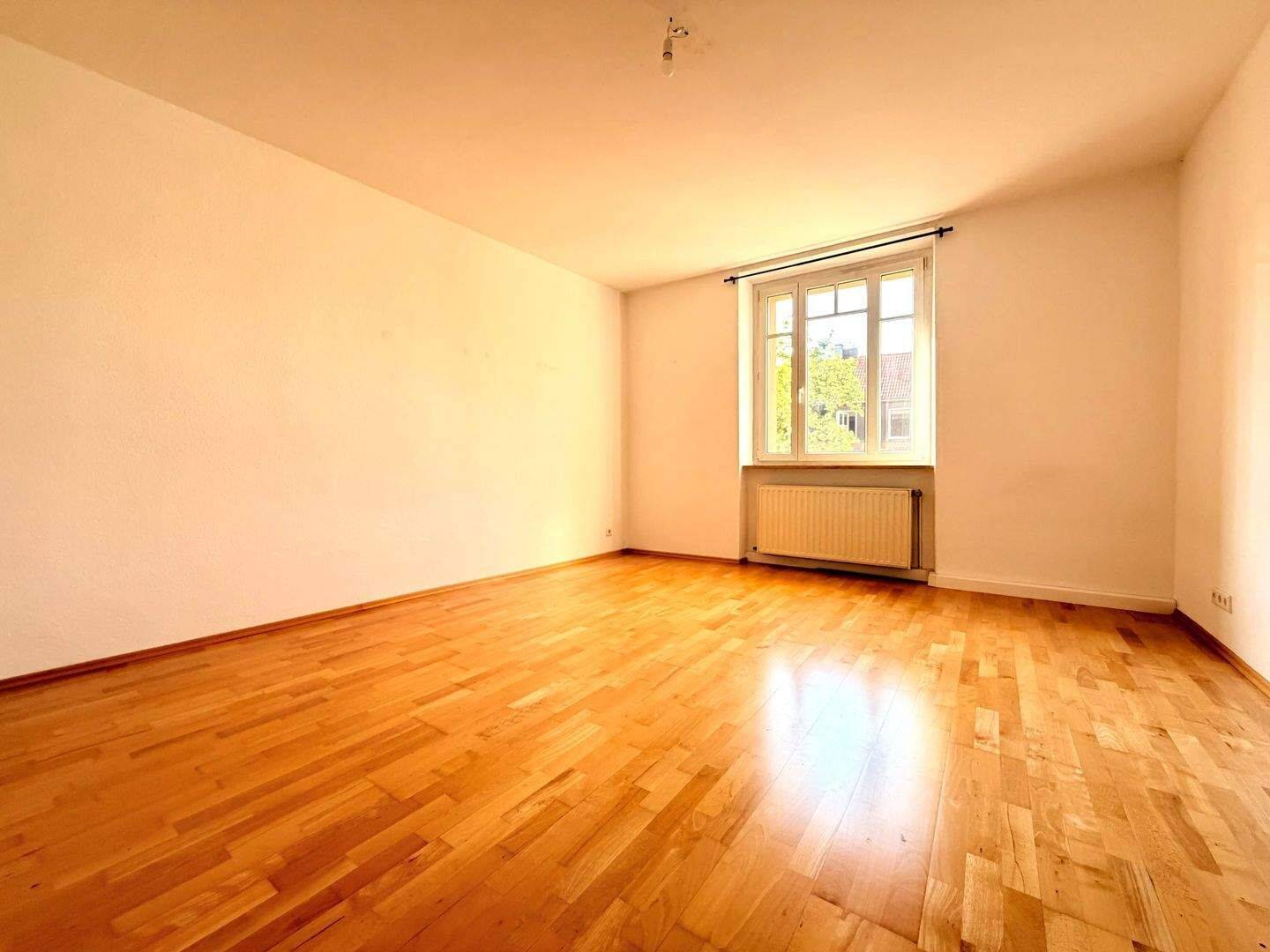 Großzügige Altbauwohnung im Nibelungenviertel – 4 Zimmer, hohe Decken & Tageslichtbad – Nürnberg – Vorschaubild 2