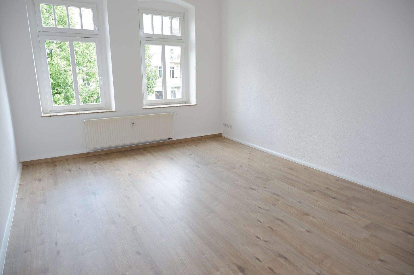 Modernes Laminat - Bad mit Fenster - West Balkon - 1. OG ! – Chemnitz – Bild 1 von 9
