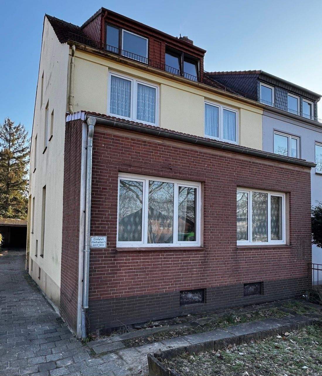 Zweifamilienhaus mit Wertsteigerungspotenzial in Bremen Kattenturm – Bremen – Bild 1 von 4
