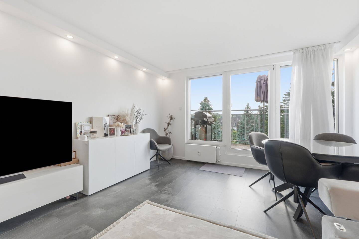 Vollsanierte Wohnung mit maßgefertigter Einbauküche, Balkon & Gartenblick in ruhiger Lage – Köln – Vorschaubild 4