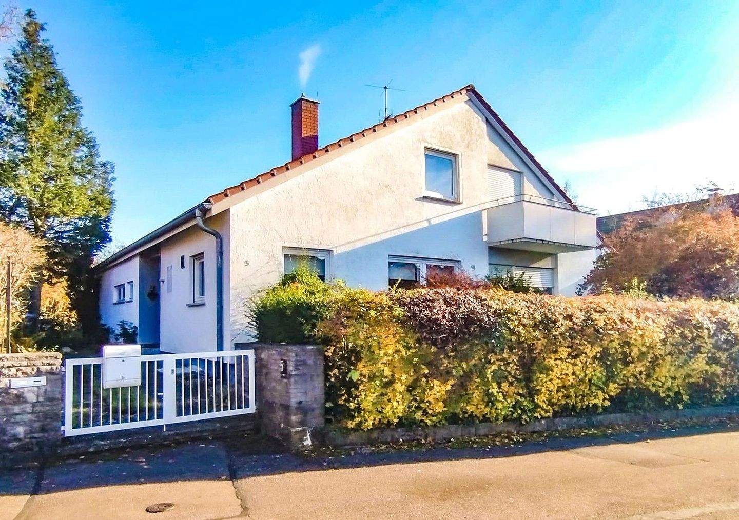 Freistehendes Einfamilienhaus, großer Garten, ELW und Doppelgarage am Milcherberg von Privat – Kirchheim unter Teck – Bild 1 von 9