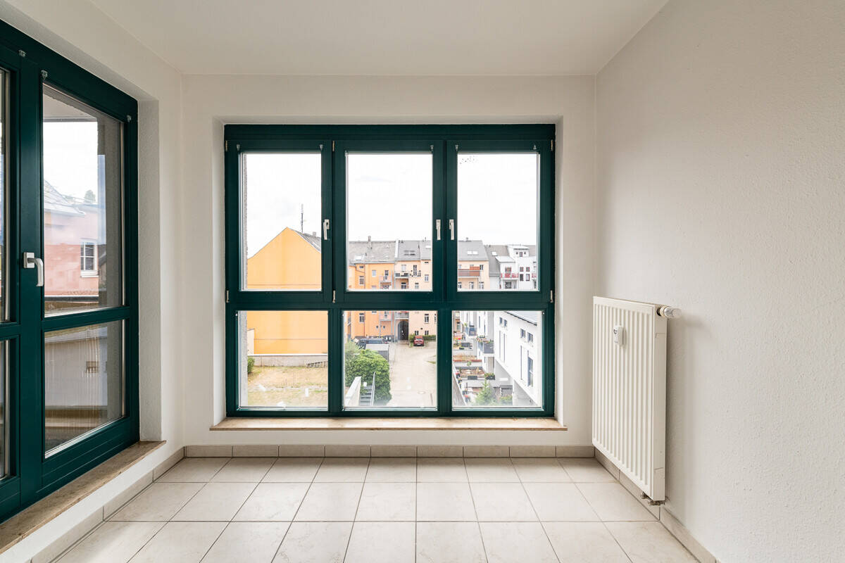 2 Zimmer-Wohnung mit Balkon, Einbauküche und geschlossene Loggia zu vermieten