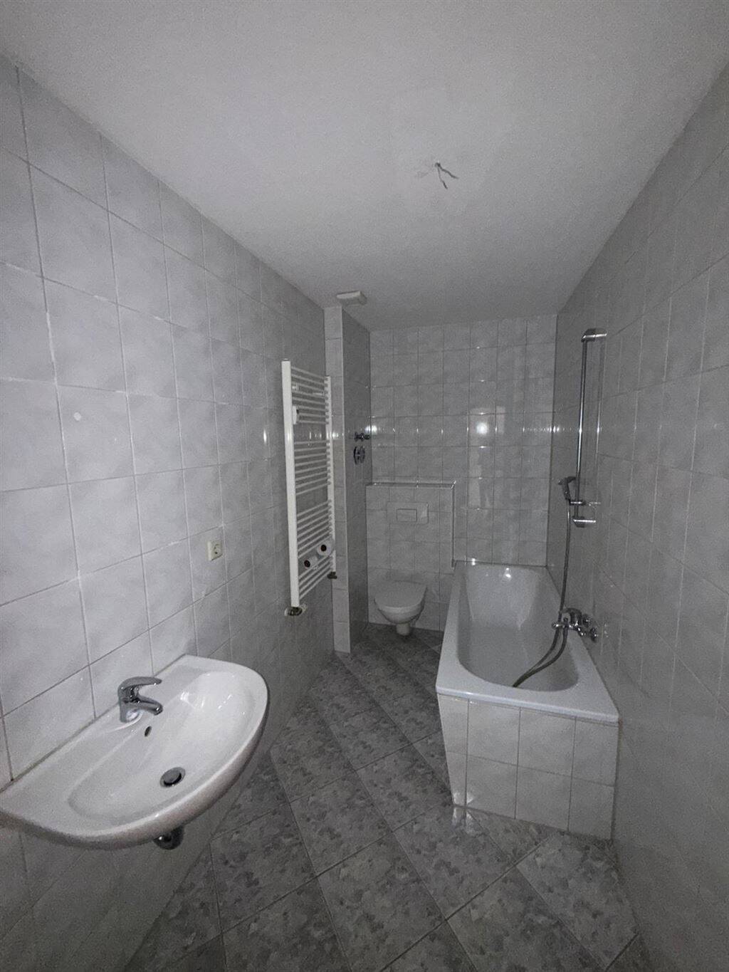 Günstige DG 2-Zimmer mit Wanne und Laminat in guter Lage! – Chemnitz – Vorschaubild 4