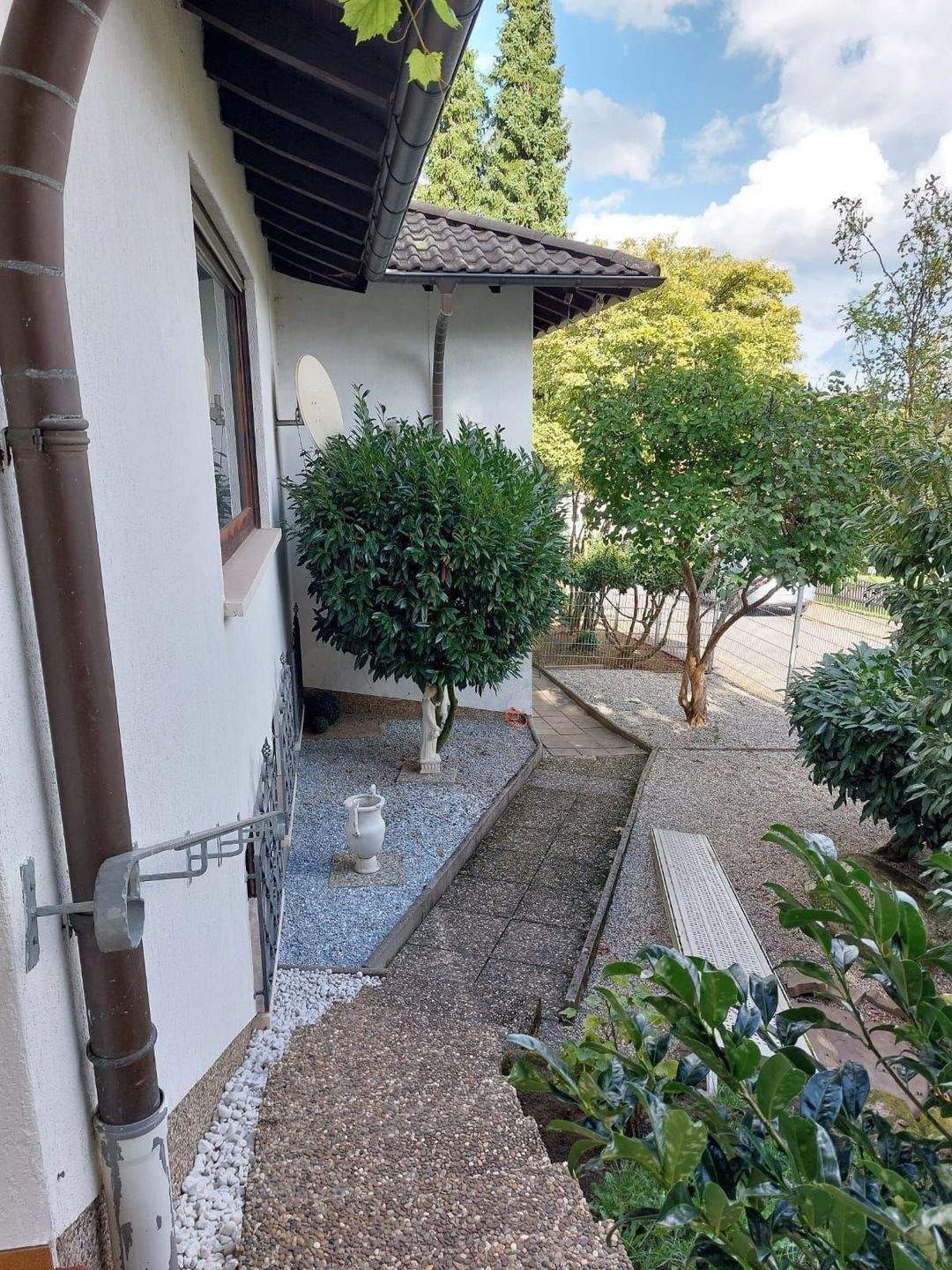 FREISEN! Freistehendes 1-2 Familienhaus mit großer Einliegerwohnung, Wintergarten, Terrasse, Garten und Doppelgarage (+Tor-Zufahrt Rückseite) – Freisen – Bild 1 von 9