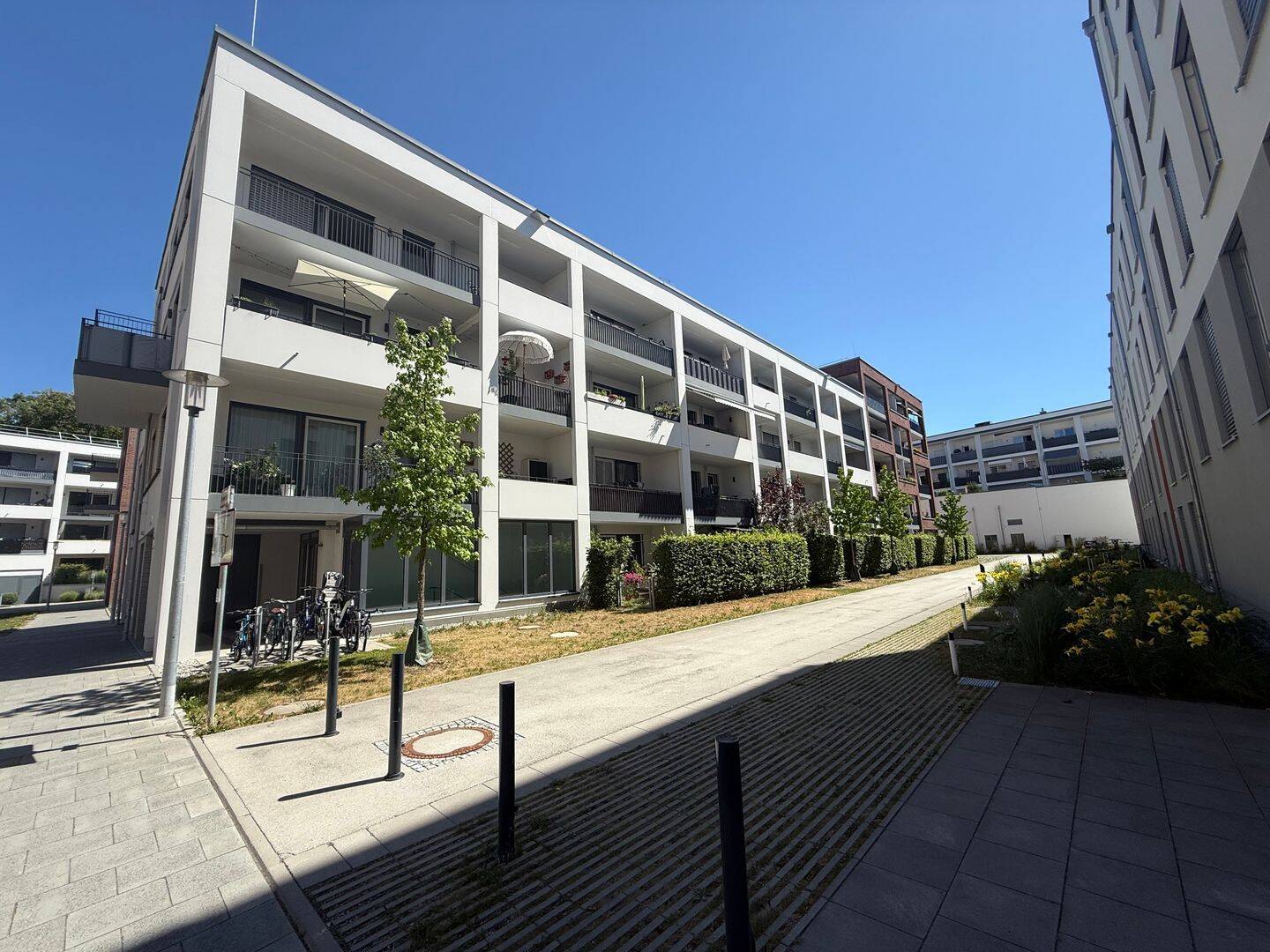 Moderne 2-Zimmer-Erdgeschosswohnung mit Terrasse, Garten & Tiefgarage in München-Lochhausen – München – Vorschaubild 2