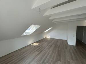 Großzügige 3,5-Zimmer-Dachgeschosswohnung mit 2 Balkonen, Fußbodenheizung & EBK – 71263 Weil der Stadt – Vorschaubild 2