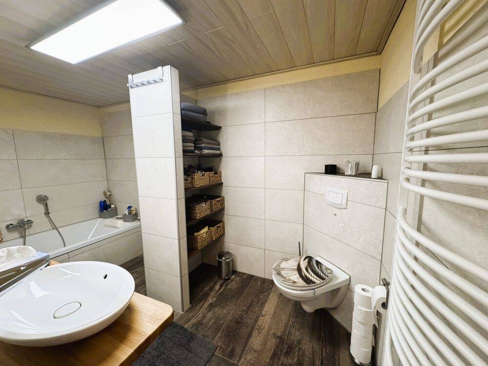 Modernisiertes Wohlfühlhaus mit Garten, Garage, Doppelcarport und Werkstatt in ruhiger Warftenlage – Hinte – Vorschaubild 6