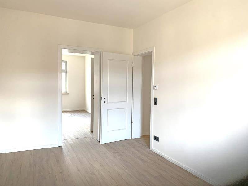 N-Steinbühl: Erstbezug! Attraktive 3-Zi-Whg., 3.OG (m.A.), Einbauküche, Kühlung, Balkon, Stpl. – Nürnberg – Vorschaubild 4
