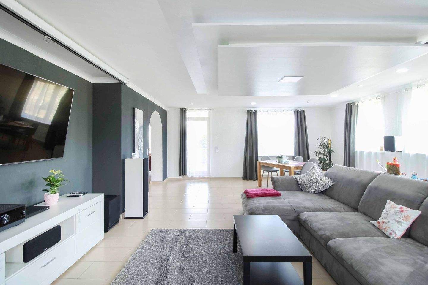 Saniertes Einfamilienhaus mit einer unverbaubaren Aussicht – Marienfels – Bild 1 von 9