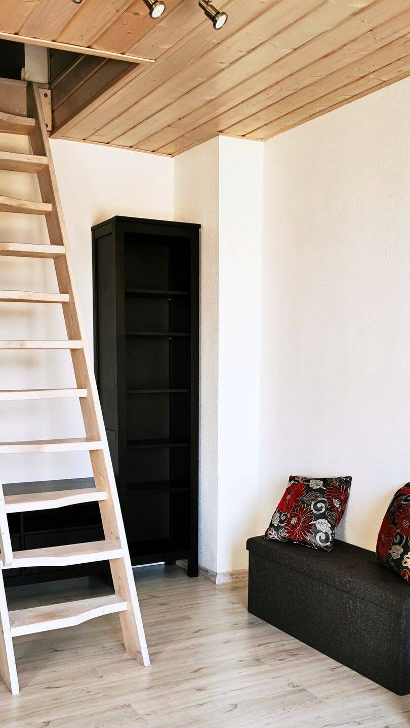 Möblierte, sonnige Dachgeschosswohnung mit großem Balkon & Stellplatz – ideal für Einzelperson – Ingolstadt – Vorschaubild 5