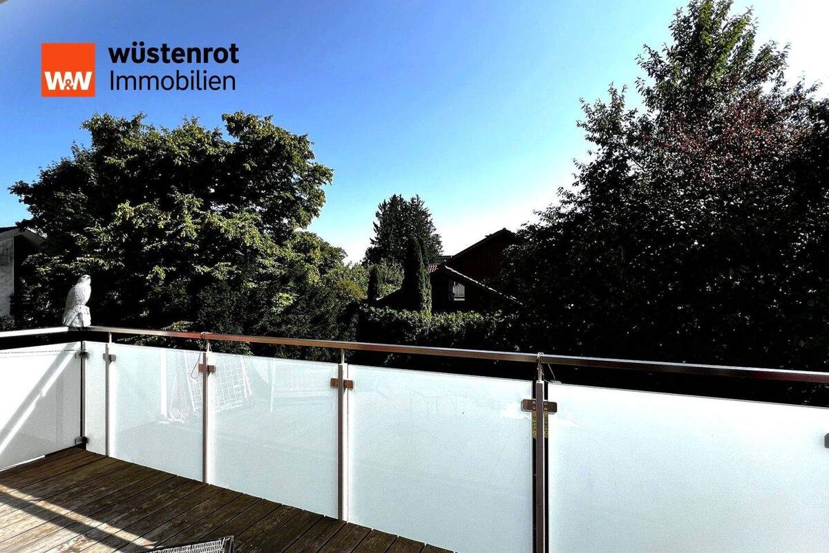 Zweifamilienhaus auf großem Grundstück in München mit Sauna, modernem Pool und viel Potenzial – 81739 München – Bild 1 von 9