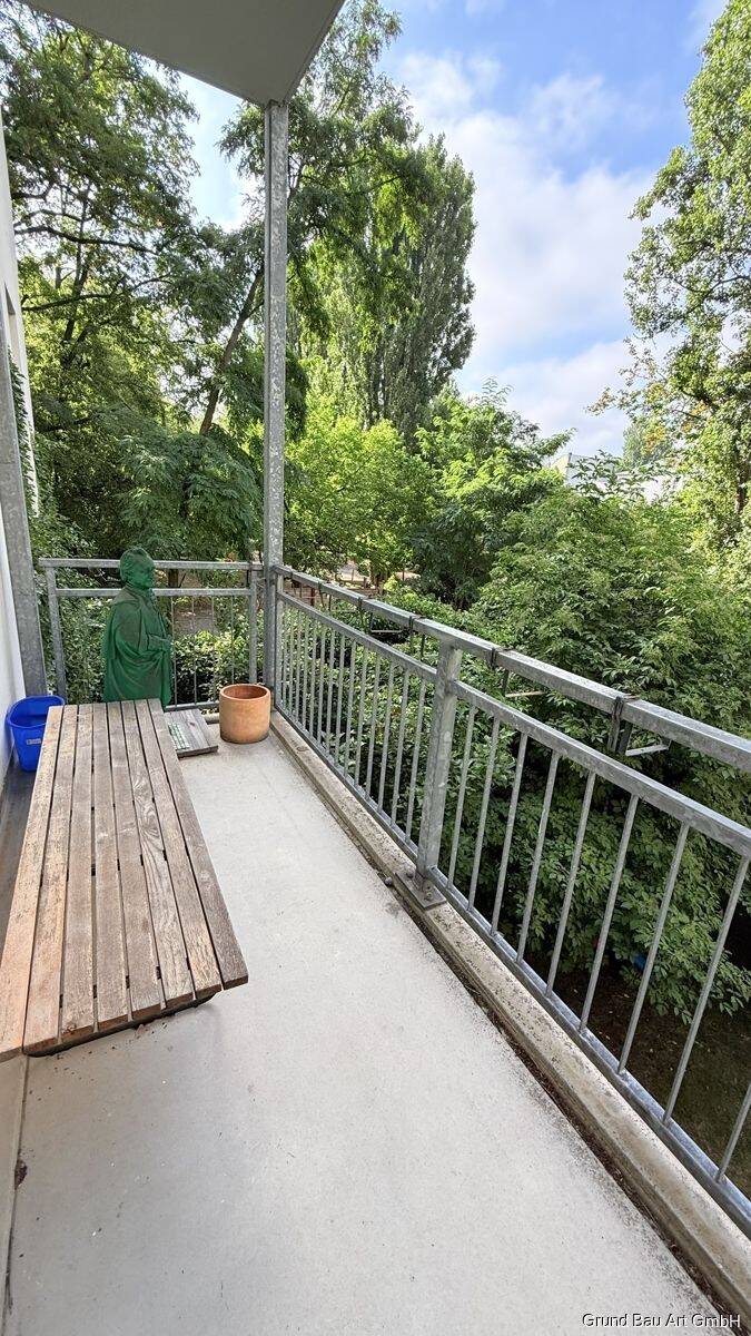 3 Zimmer auf 40 m²! Ruhige, sanierte Altbauwohnung mit großem Balkon in westlicher Ausrichtung – Berlin – Vorschaubild 3