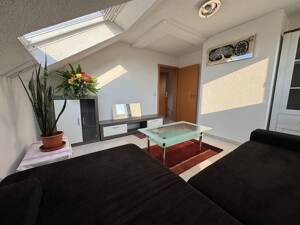 Lichtdurchflutete, möblierte 3-Zimmer-Dachgeschosswohnung (72 m2) – 70372 Stuttgart – Vorschaubild 2