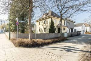 Charmante Doppelhaushälfte bzw. Mehrgenerationenhaus mit viel Potential auf traumhaften Grundstück – 80999 München – Vorschaubild 4