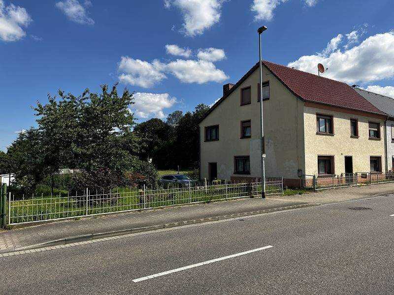Achtung Schnäppchen: Großes Wohnhaus mit schönem Grundstück, auch für zwei Familien nutzbar! – Frohburg – Bild 1 von 9