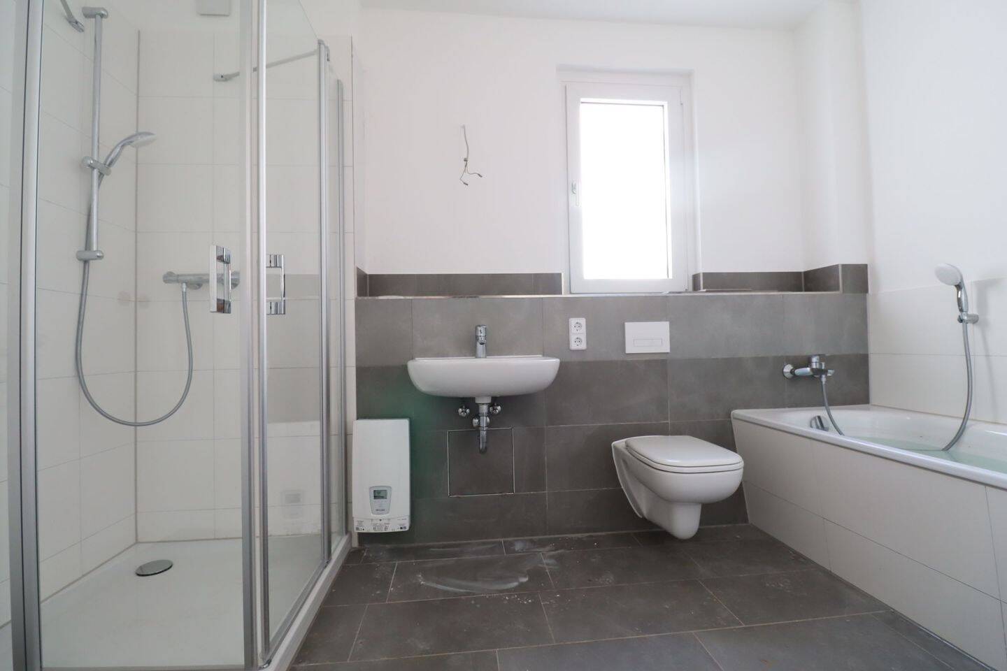 3-Raumwohnung in bester Wohnlage mit Wanne, Dusche und Balkon – Chemnitz – Vorschaubild 2