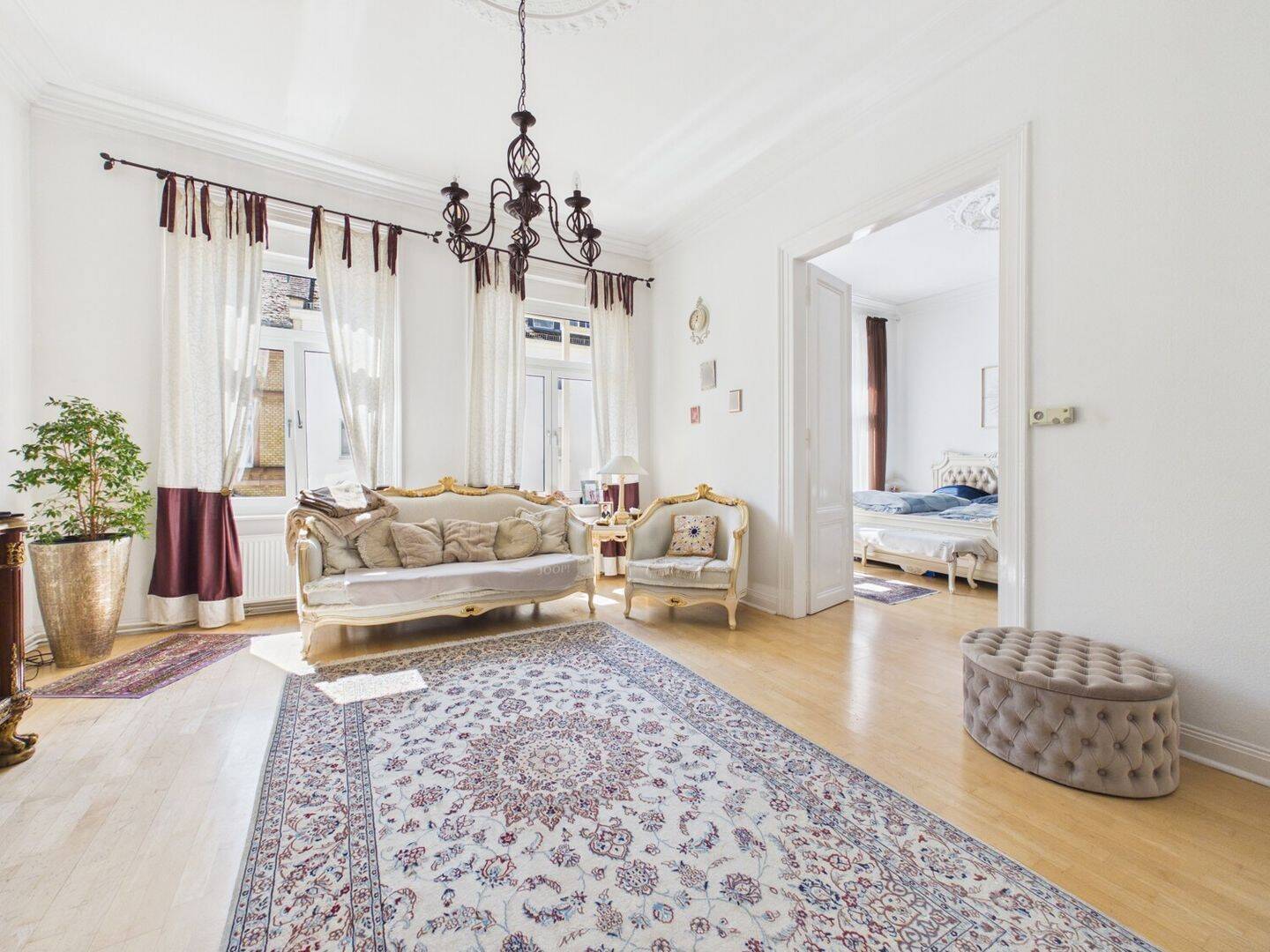 Helle Altbauwohnung mit Balkon, nahe der Adolfsallee und fußläufig zum Bahnhof !