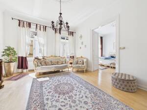 Helle Altbauwohnung mit Balkon, nahe der Adolfsallee und fußläufig zum Bahnhof !