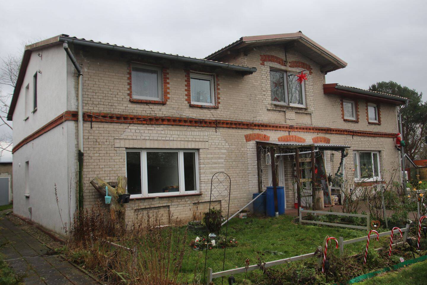 Mehrfamilienhaus mit vier Wohnungen in angenehmer Lage und viel Grundstücksfläche – Divitz-Spoldershagen – Bild 1 von 5