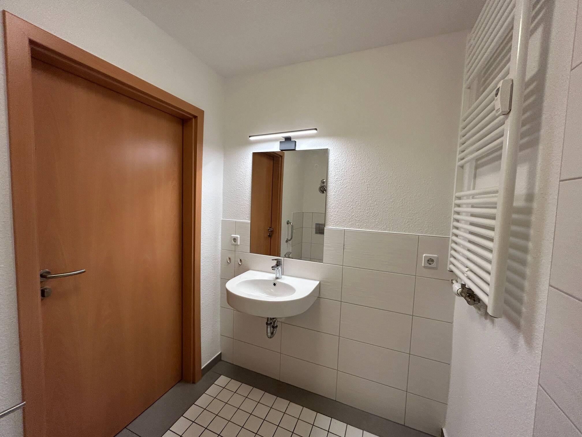 Modernes, möbliertes Apartment mit Balkon – Chemnitz – Vorschaubild 8