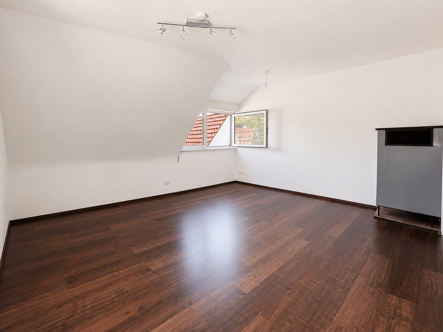 Charmante 3-Zimmer-Dachgeschosswohnung mit traumhafter Aussicht über Uhlbach – Stuttgart – Vorschaubild 3